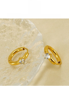 Détail de créole en acier inoxydable plaqué or 18 carats avec deux pierres de zircone