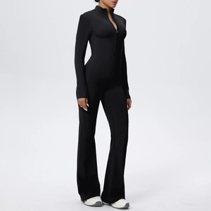 Détail du col à demi-zip sur cette combinaison de yoga noire à manches longues