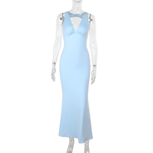 Dettaglio del vestito lungo celeste con scollo a V e design a pieghe sul petto aperto