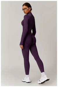 Detail des lila Yoga-Sets mit Daumenlöchern und schmal geschnittener Stehkragenjacke