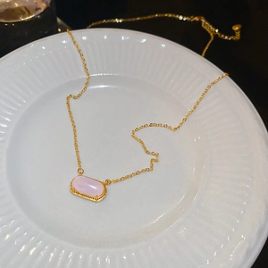 Détail du collier plaqué or 18 carats avec pendentif rectangulaire en résine rose sur céramique