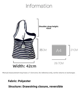 Détail du grand sac cabas en toile à rayures bleues avec cordon et dimensions de taille