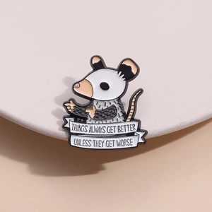 Cartoon Oppossum Emaille-Anstecknadel mit Spruch auf neutralem Ständer für Kleidung