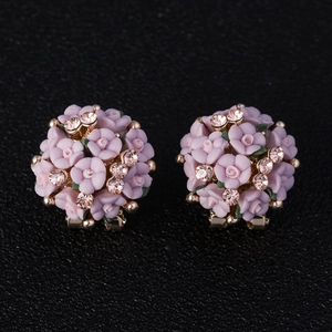 Gros plan de boucles d'oreilles bouquet de fleurs vintage avec fleurs roses et cristaux