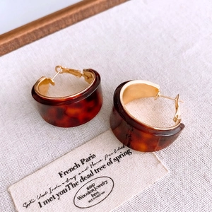 Boucles d'oreilles créoles C en résine écaille de tortue et métal doré pour femme
