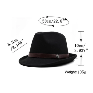 Κλασικό μαύρο καπέλο Fedora με καφέ δερμάτινη ζώνη και ασημένια αγκράφα, πλάγια όψη προφίλ