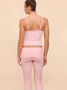 Completo rosa aderente con canotta e pantaloni a zampa mostrato dal retro intero