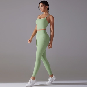 Détail du legging de yoga taille haute vert clair et de la brassière à fines bretelles