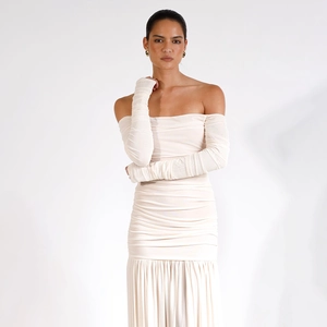 Détail d'une robe longue blanc cassé à épaules dénudées avec texture plissée