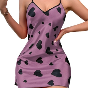 Nuisette en satin violet avec motifs cœurs noirs et fines bretelles en col V