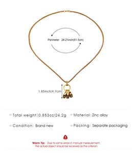 Gedetailleerd beeld van gouden drievoudige schedelhanger met specs en 61,5 cm ketting