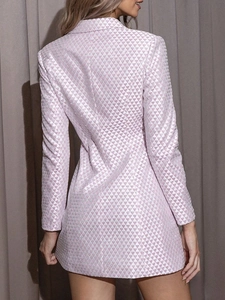 Robe blazer cintrée col en V rose pâle avec texture géométrique métallisée et manches longues