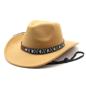 Détail du chapeau de cow-boy en feutre kaki avec ruban ethnique perlé et cordon réglable
