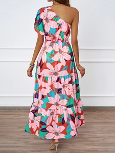 Vue arrière d'une robe longue à fleurs asymétrique et volants pour les vacances