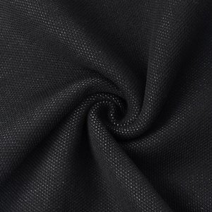 Vista macro de la textura de punto de malla negra con estructura microperforada transpirable