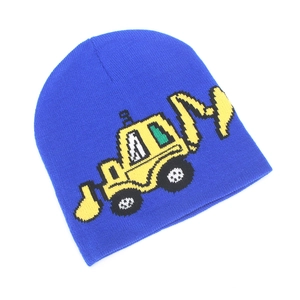 Dettaglio del berretto in maglia blu con motivo jacquard a escavatore giallo per bambini