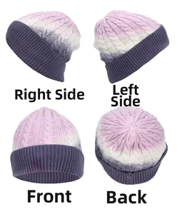 Detailansicht der Strickmütze mit Zopfmuster und violett-rosa-weißem Farbverlauf