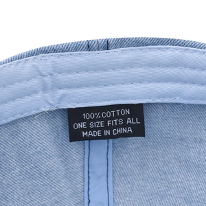 Dettaglio della fodera interna in 100% cotone e delle cuciture di questo berretto in denim