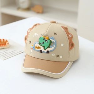 Dettaglio cappello dinosauro neonato con toppa 3D e bordo arancione effetto cresta