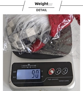 Detailed view of Christmas gnome plush weight measurement at 90g in packaging