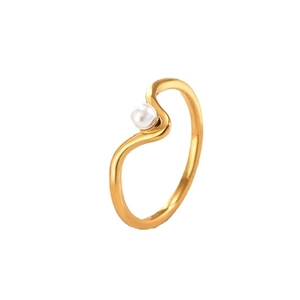 Anello a onda a V minimalista in acciaio al titanio dorato con una singola perla bianca