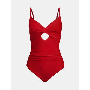 Détail du maillot de bain rouge une pièce avec découpe et texture plissée amincissante