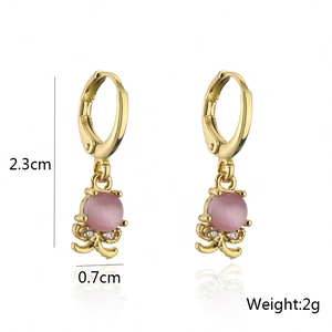 Detailansicht der vergoldeten Ohrringe mit rosa Steinen und Maßen von 2,3 cm x 0,7 cm