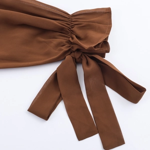 Robe romantique française marron avec manches à volants et poignets à nœuds