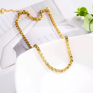 Élégant collier queue de phénix plaqué or 18k sur céramique blanche avec texture feuille