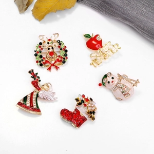 Kerstmis broche set met strass rendier krans en appel spelden op witte achtergrond