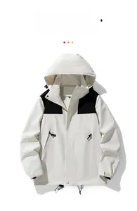 Detail der minimalistischen schwarz-weißen Outdoor-Jacke mit verstellbarer Kordelzugkapuze