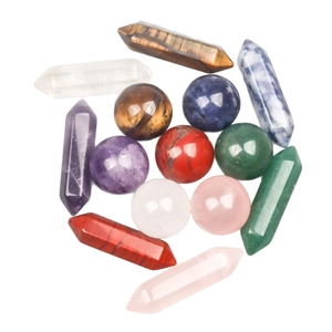 Ensemble de cristaux de guérison naturels avec sept sphères et baguettes hexagonales