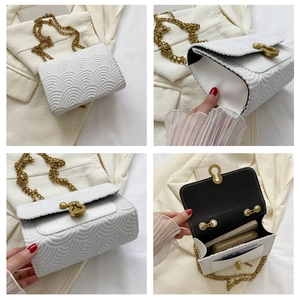 Détails du sac blanc en nylon gaufré à vagues avec chaîne dorée et fermoir sécurisé