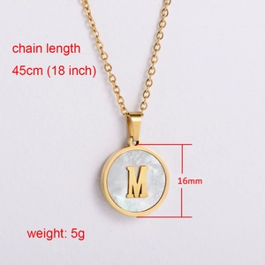 Detalle del collar de oro de 18k con colgante de nácar letra M de 16 mm y dimensiones