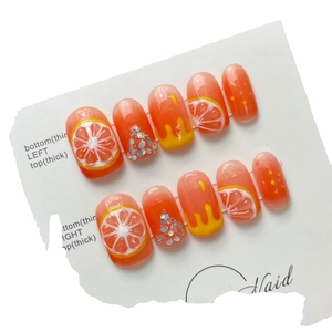 Faux ongles faits main aux agrumes avec art 3D et finition gelée cristalline