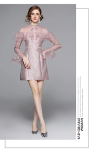 Détail de robe trapèze rose clair avec patchwork de dentelle et col haut à nouer