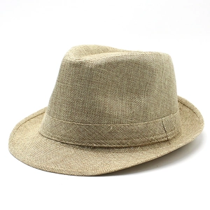 Gros plan sur la texture en fibres tressées de ce chapeau de soleil unisexe élégant