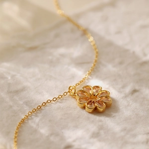 Elegante 18K vergoldete Blumenkette mit funkelnden Zirkonia auf weißem Hintergrund