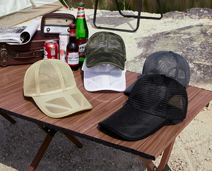 Detailansicht von fünf Mesh-Baseballcaps in verschiedenen Farben auf einem Holztisch