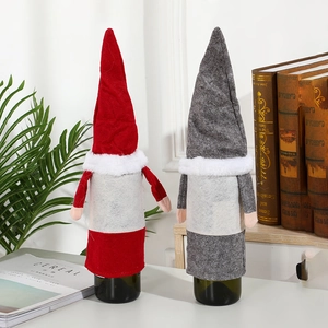 Weihnachtswichtel Weinflaschenhüllen in Rot und Grau aus Filz für die Tischdeko