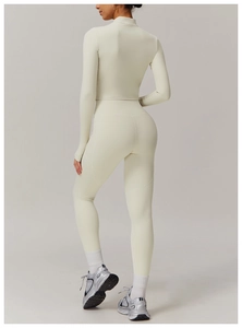 Vue arrière détaillée d'un ensemble de yoga crème montrant une coupe galbante sans couture