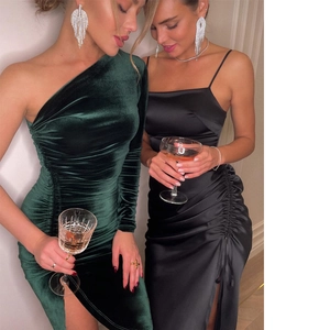 Détail de robes de soirée en velours et satin avec fronces et fente latérale haute