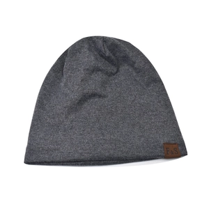 Bonnet slouchy en maille gris foncé chaud avec étiquette en cuir pour l'hiver