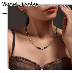Gros plan d'un collier en aventurine verte style bambou et chaîne dorée sur mannequin