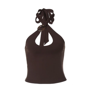 Modisches dunkelbraunes Neckholder-Top mit Bernsteinring und Cut-Out-Design