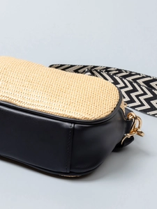 Chique geweven raffia crossbodytas met zwart leer en brede visgraat schouderband