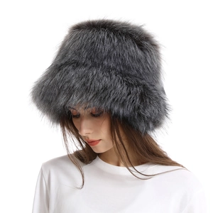 Dettaglio cappello pescatore in ecopelliccia grigia con trama morbida e calda per inverno