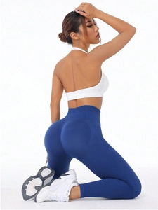 Dettaglio dei leggings da yoga blu navy a vita alta con effetto modellante glutei