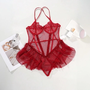 Vue à plat d'un body en dentelle rouge avec broderies florales et détails en mesh