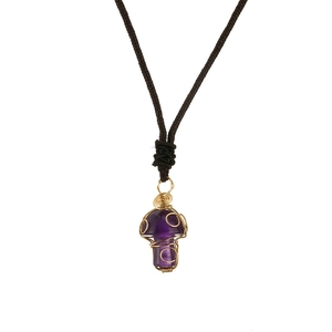 Détail du pendentif champignon en cristal violet avec fil doré enroulé à la main